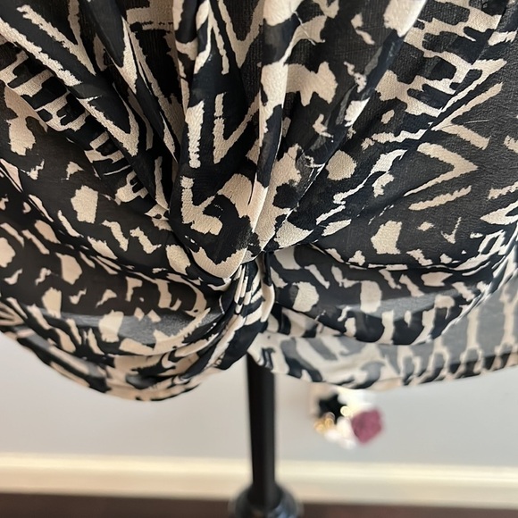 To go collection size XL Sleeveless sheer blouse with exposed zipper in back - Picture 3 of 7